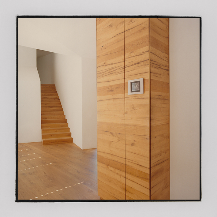 Vorraum mit raumhohen Garderobenschrank und Eichenstiege
